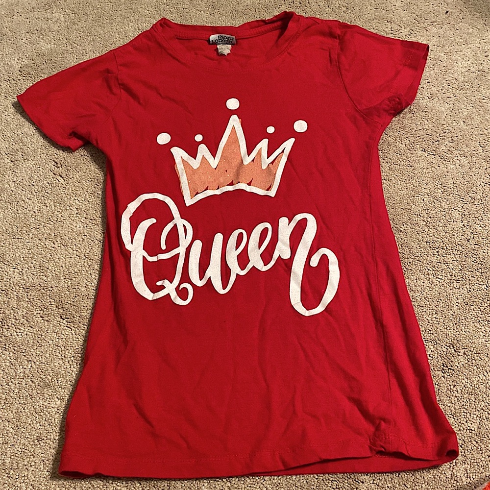 Red queen tee